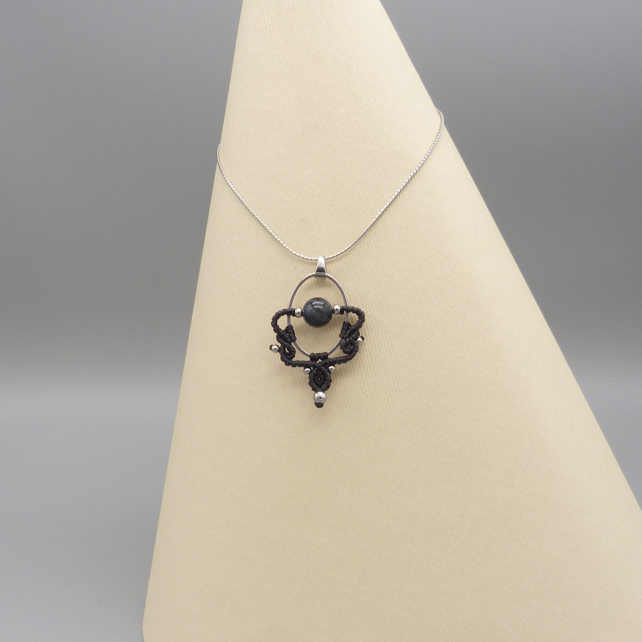 Collier gris cendr&eacute; en micro-macram&eacute;  avec une perle oeil de faucon