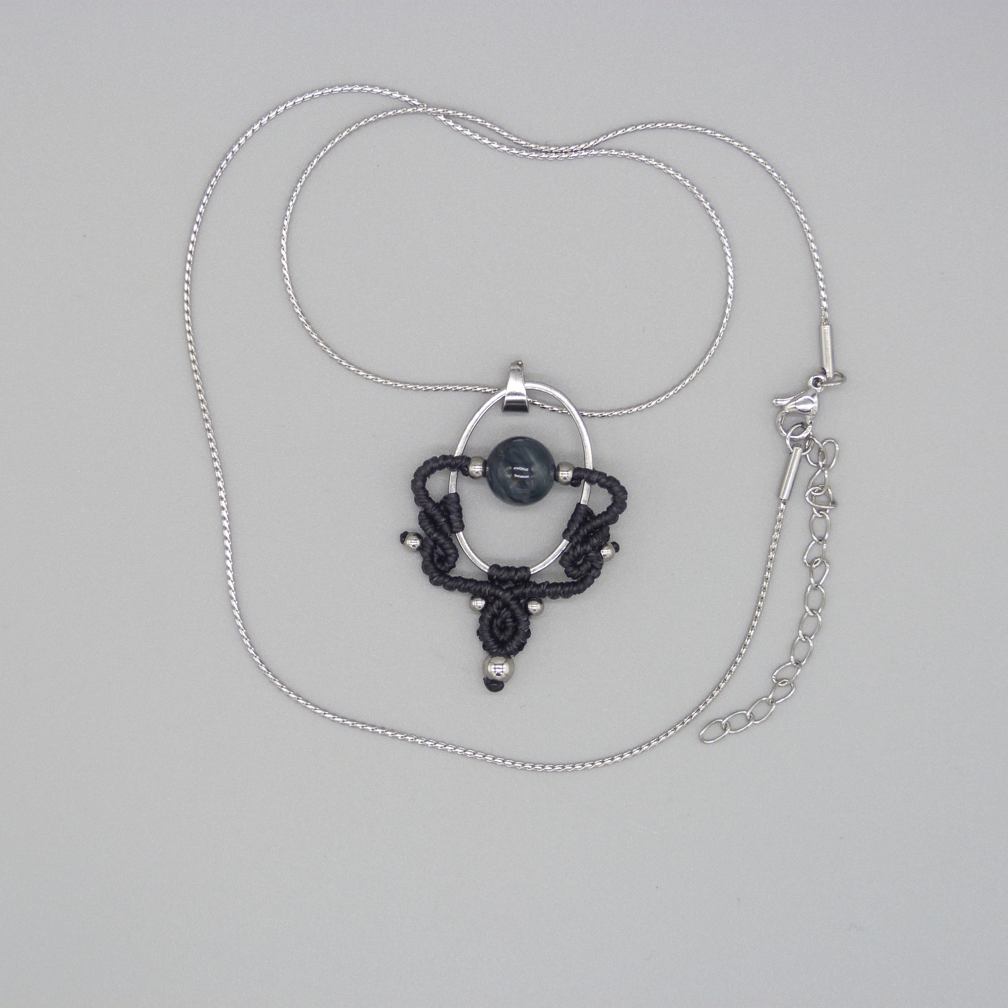 Collier gris cendr&eacute; en micro-macram&eacute;  avec une perle oeil de faucon