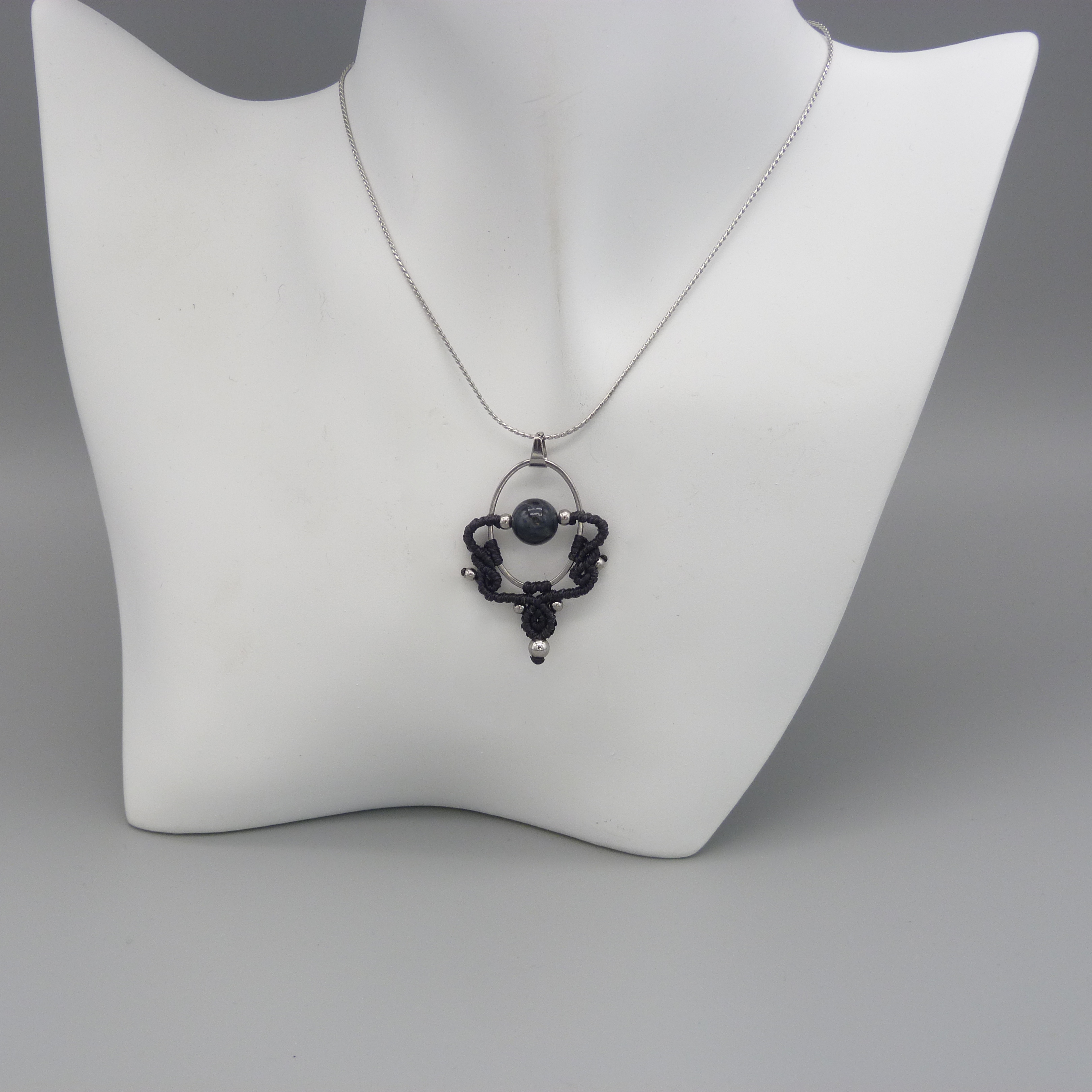 Collier gris cendr&eacute; en micro-macram&eacute;  avec une perle oeil de faucon
