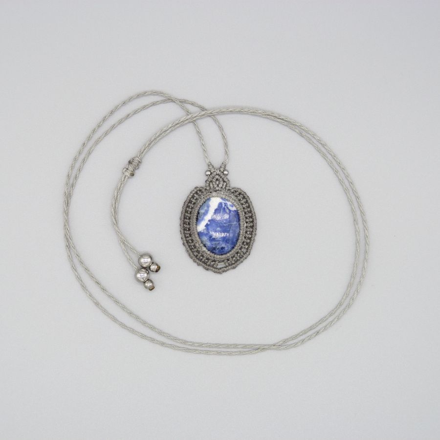 Collier gris clair en micro-macram&eacute; avec un cabochon en pierre naturelle