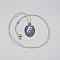 Collier gris clair en micro-macram&eacute; avec un cabochon en pierre naturelle