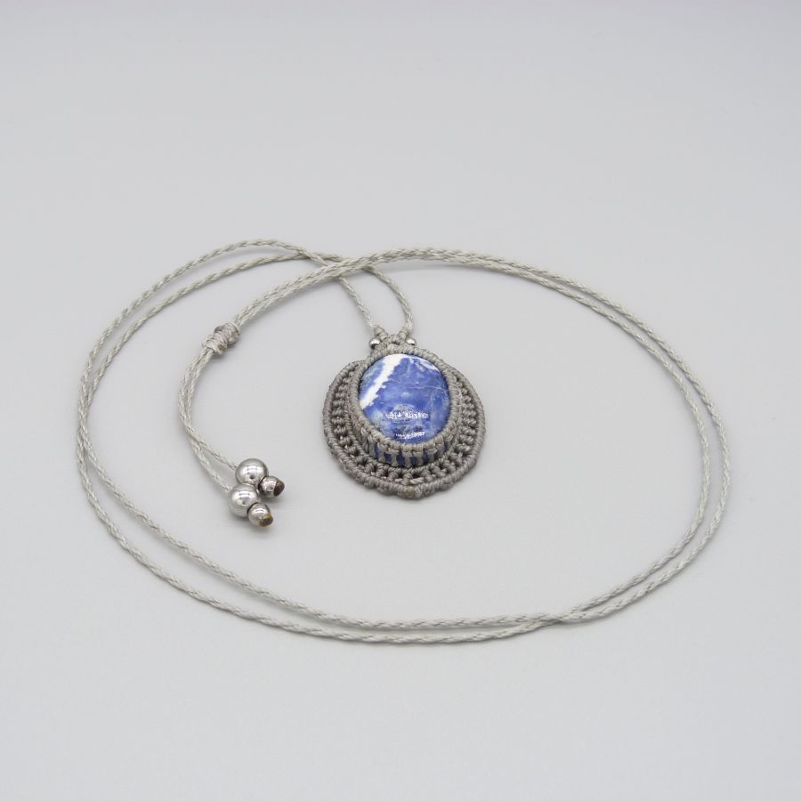 Collier gris clair en micro-macram&eacute; avec un cabochon en pierre naturelle
