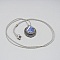 Collier gris clair en micro-macram&eacute; avec un cabochon en pierre naturelle