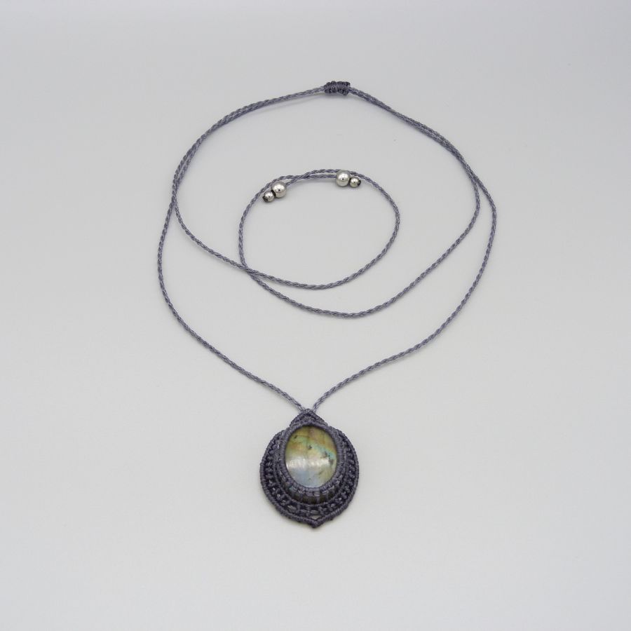 Collier gris fonc&eacute; en micro-macram&eacute; avec une belle labradorite