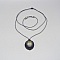 Collier gris fonc&eacute; en micro-macram&eacute; avec une belle labradorite