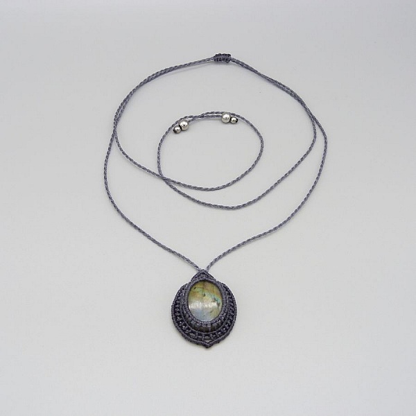 Collier gris fonc&eacute; en micro-macram&eacute; avec une belle labradorite