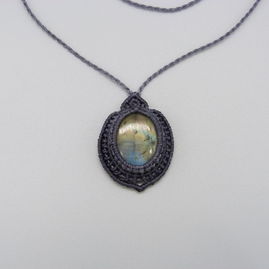 Collier gris fonc&eacute; en micro-macram&eacute; avec une belle labradorite