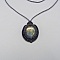 Collier gris fonc&eacute; en micro-macram&eacute; avec une belle labradorite