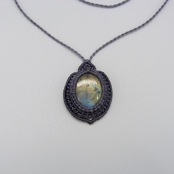 Collier gris fonc&eacute; en micro-macram&eacute; avec une belle labradorite