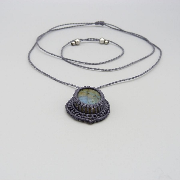 Collier gris fonc&eacute; en micro-macram&eacute; avec une belle labradorite