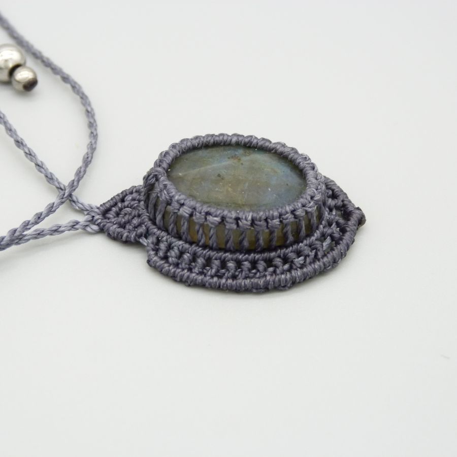 Collier gris fonc&eacute; en micro-macram&eacute; avec une belle labradorite