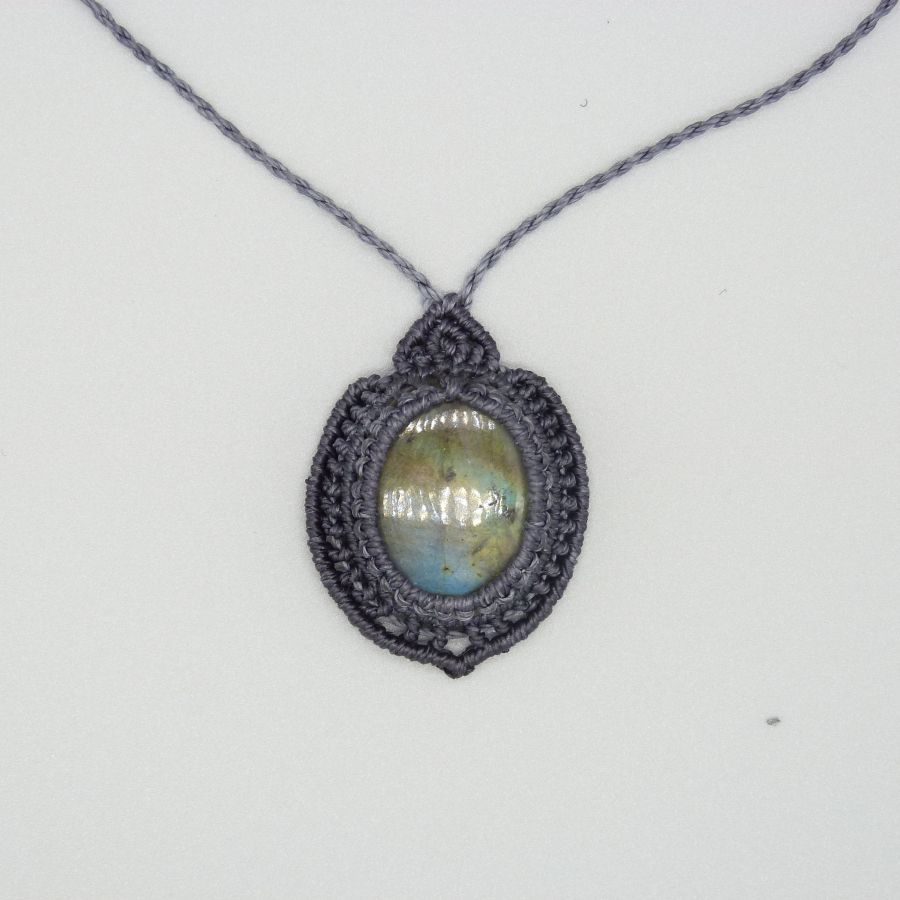 Collier gris fonc&eacute; en micro-macram&eacute; avec une belle labradorite