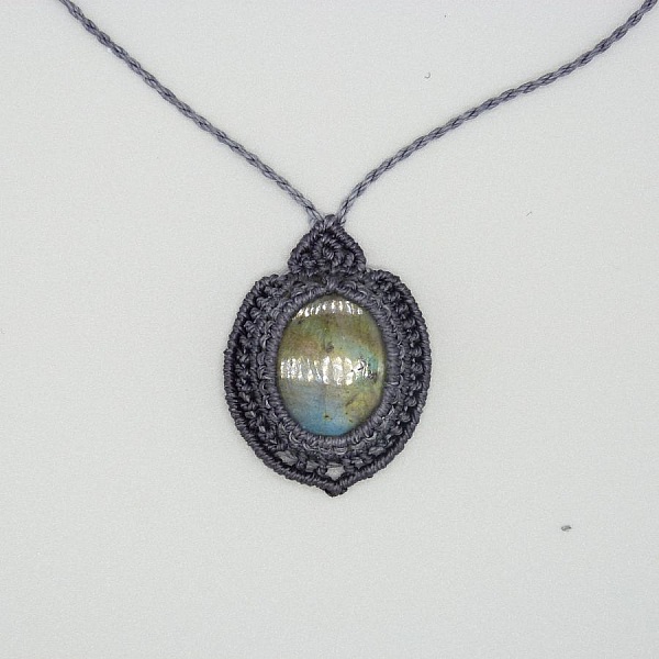 Collier gris fonc&eacute; en micro-macram&eacute; avec une belle labradorite