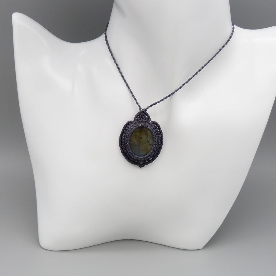 Collier gris fonc&eacute; en micro-macram&eacute; avec une belle labradorite