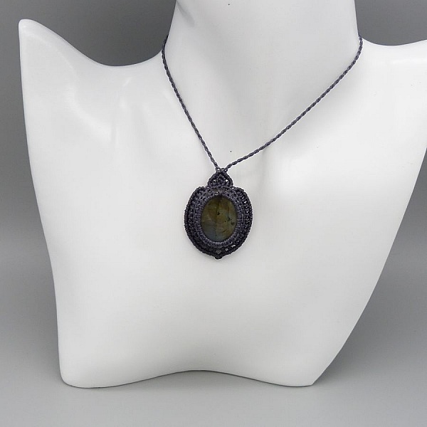 Collier gris fonc&eacute; en micro-macram&eacute; avec une belle labradorite