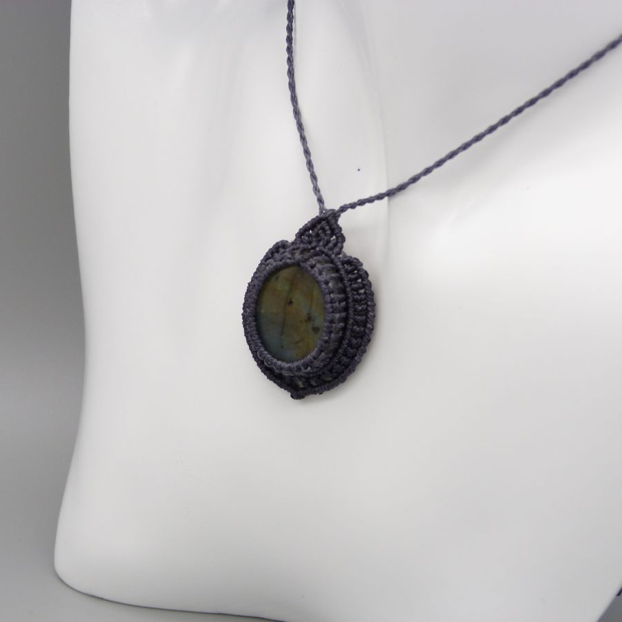 Collier gris fonc&eacute; en micro-macram&eacute; avec une belle labradorite