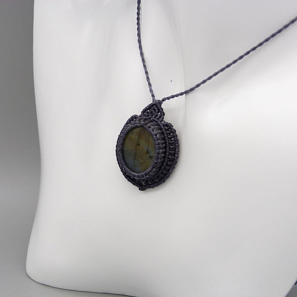 Collier gris fonc&eacute; en micro-macram&eacute; avec une belle labradorite