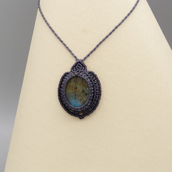 Collier gris fonc&eacute; en micro-macram&eacute; avec une belle labradorite