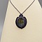 Collier gris fonc&eacute; en micro-macram&eacute; avec une belle labradorite