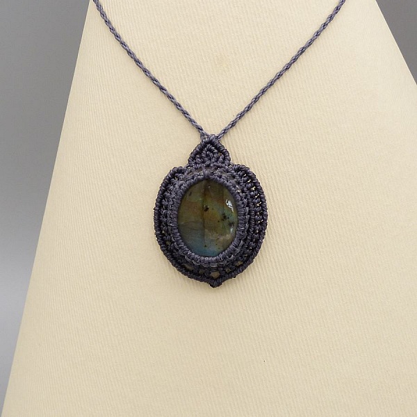 Collier gris fonc&eacute; en micro-macram&eacute; avec une belle labradorite