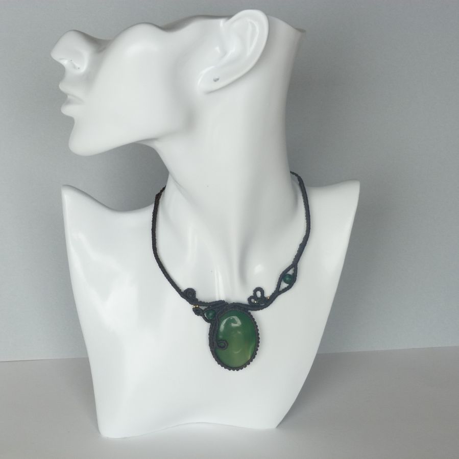 Collier marron chocolat en micro-macram&eacute; avec une pierre gemme verte