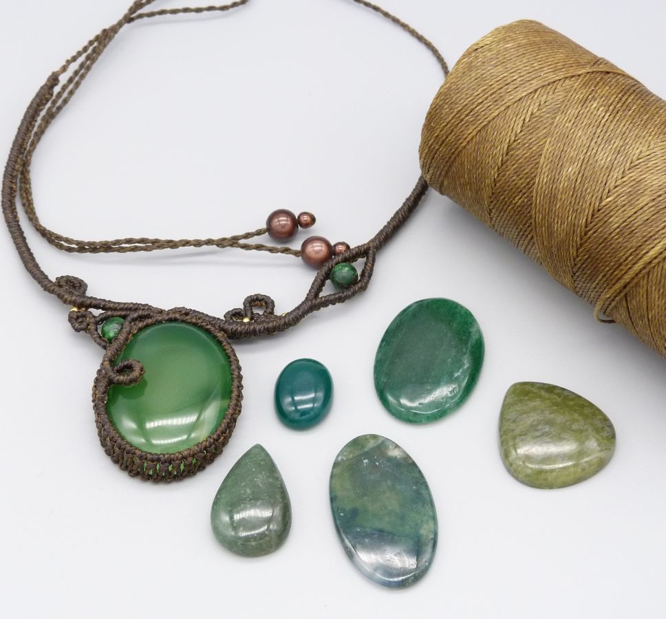 Collier marron chocolat en micro-macram&eacute; avec une pierre gemme verte
