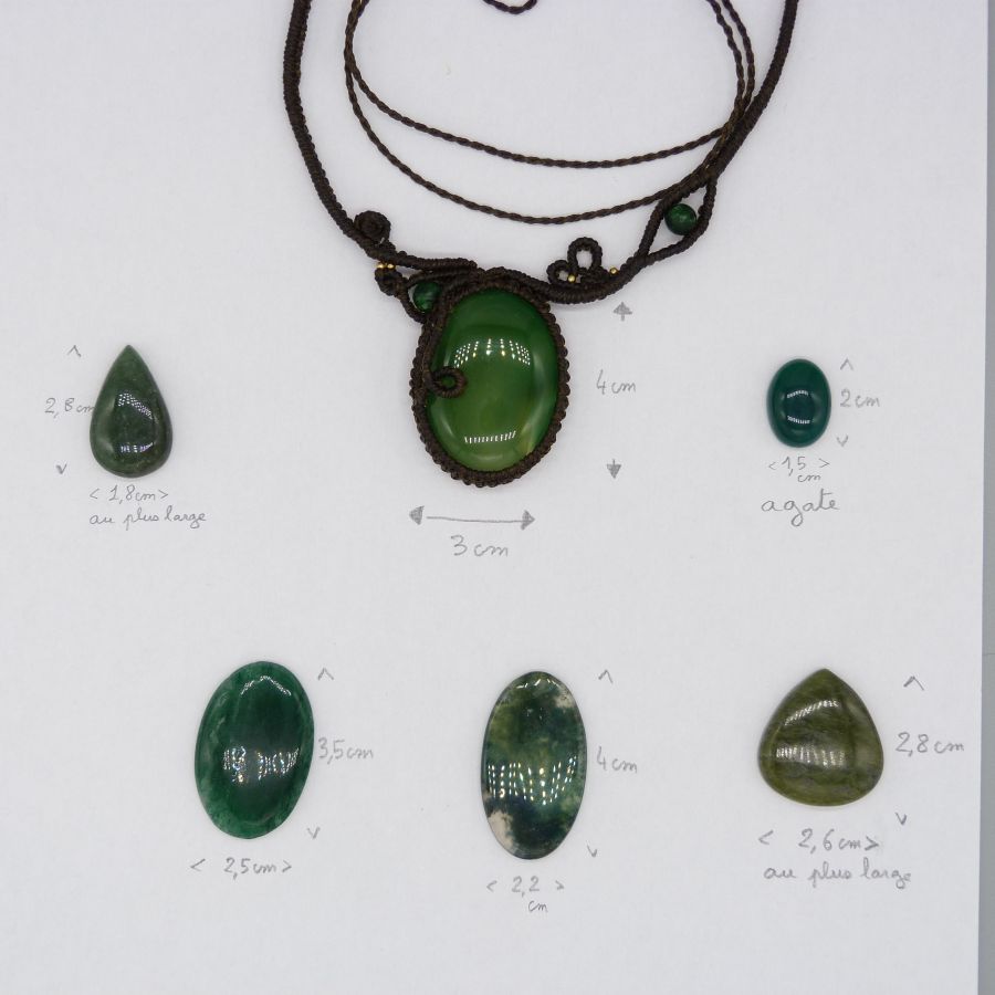 Collier marron chocolat en micro-macram&eacute; avec une pierre gemme verte