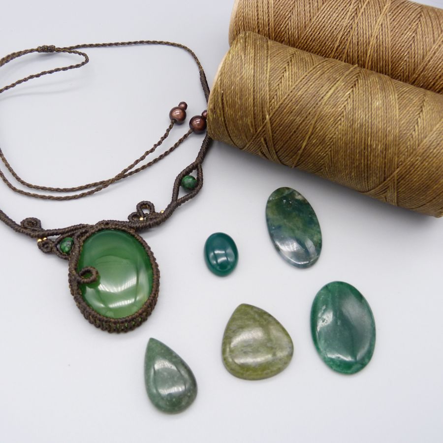Collier marron chocolat en micro-macram&eacute; avec une pierre gemme verte