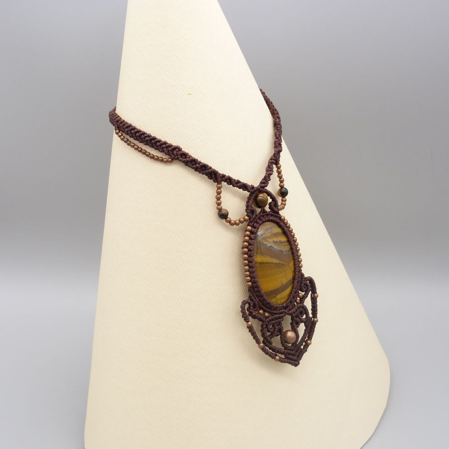 Collier marron en micro-macram&eacute; avec un cabochon oeil de tigre