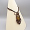 Collier marron en micro-macram&eacute; avec un cabochon oeil de tigre