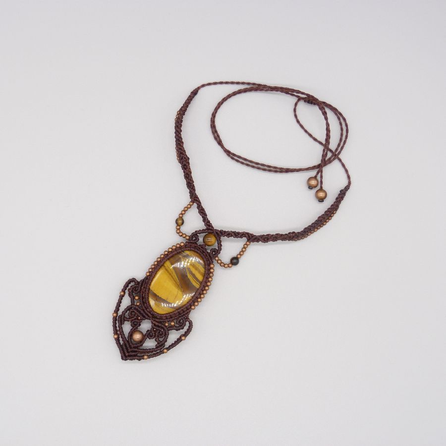Collier marron en micro-macram&eacute; avec un cabochon oeil de tigre