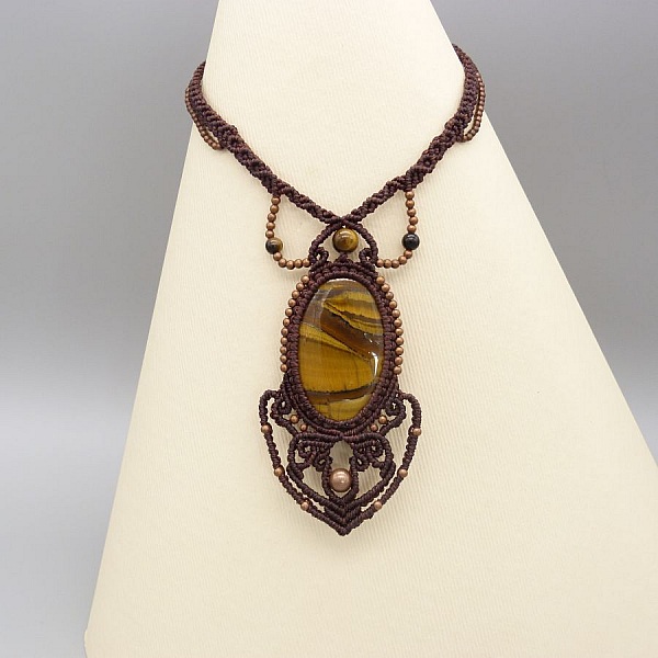 Collier marron en micro-macram&eacute; avec un cabochon oeil de tigre