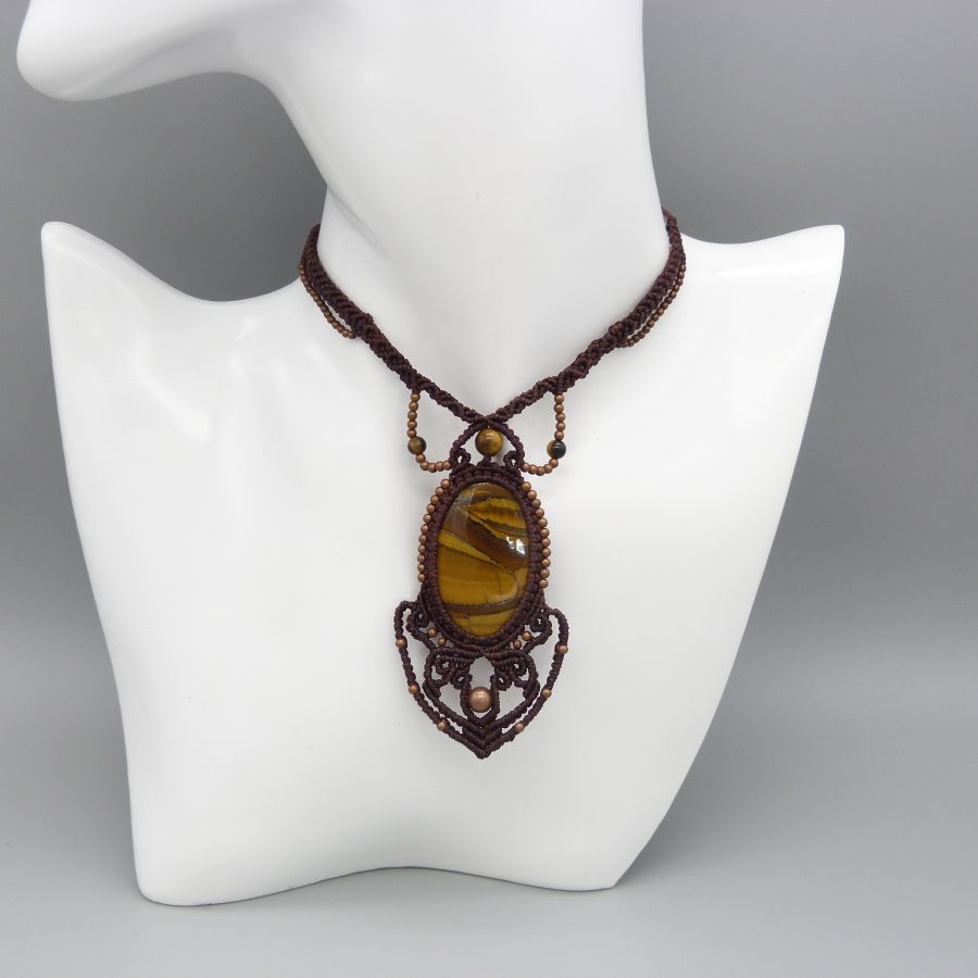 Collier marron en micro-macram&eacute; avec un cabochon oeil de tigre