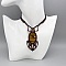 Collier marron en micro-macram&eacute; avec un cabochon oeil de tigre