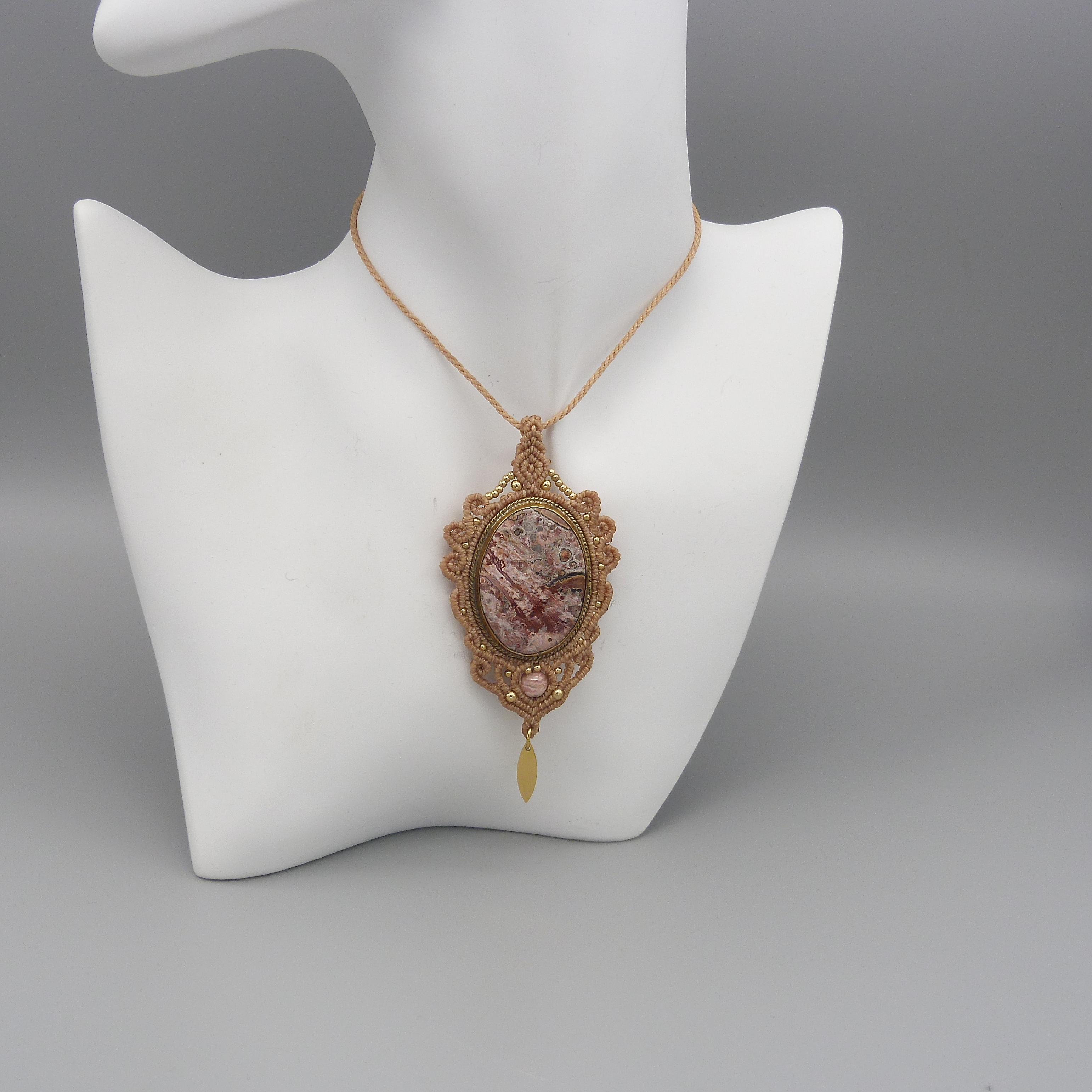 Collier en micro-macram&eacute; beige avec une pierre naturelle, le jaspe l&eacute;opard