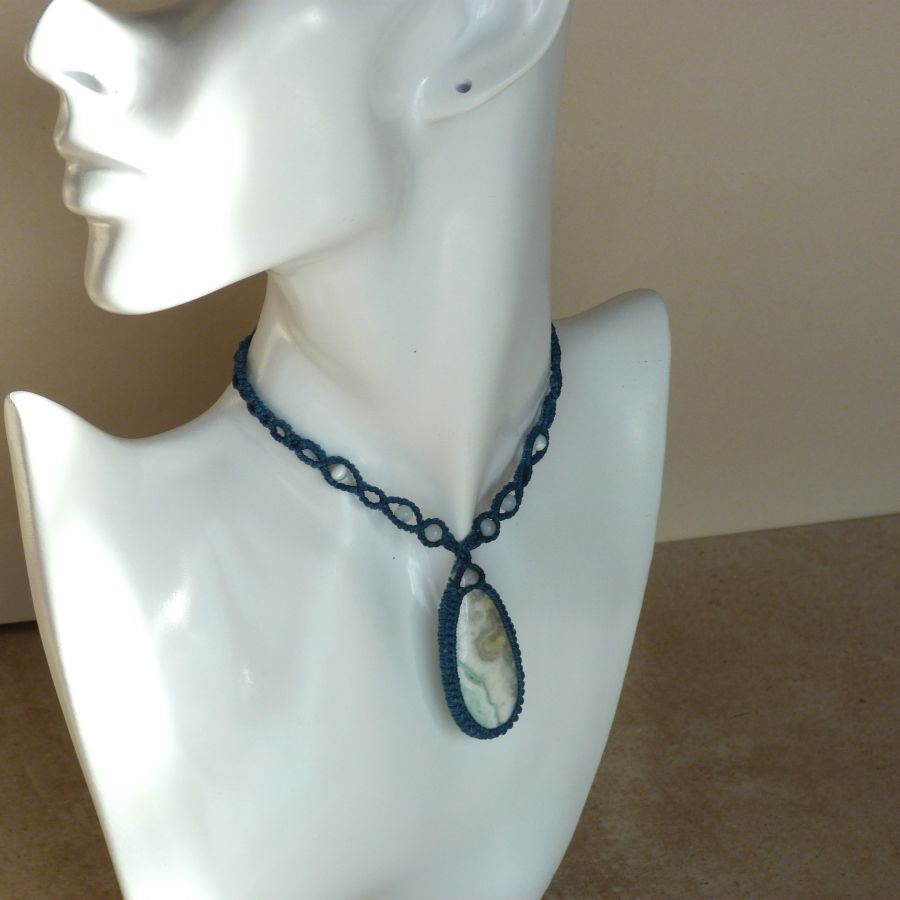 Collier en micro-macramé bleu canard avec pierre jaspe larsonite.