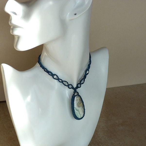Collier en micro-macramé bleu canard avec pierre jaspe larsonite.