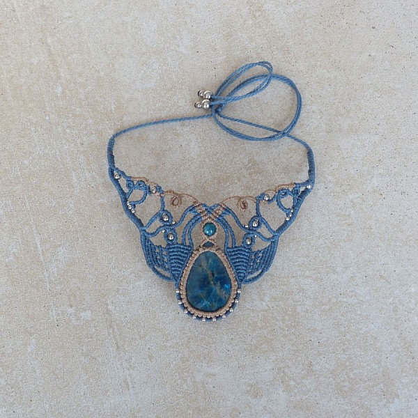 Collier en micro-macramé bleu et beige avec pierre apatite.