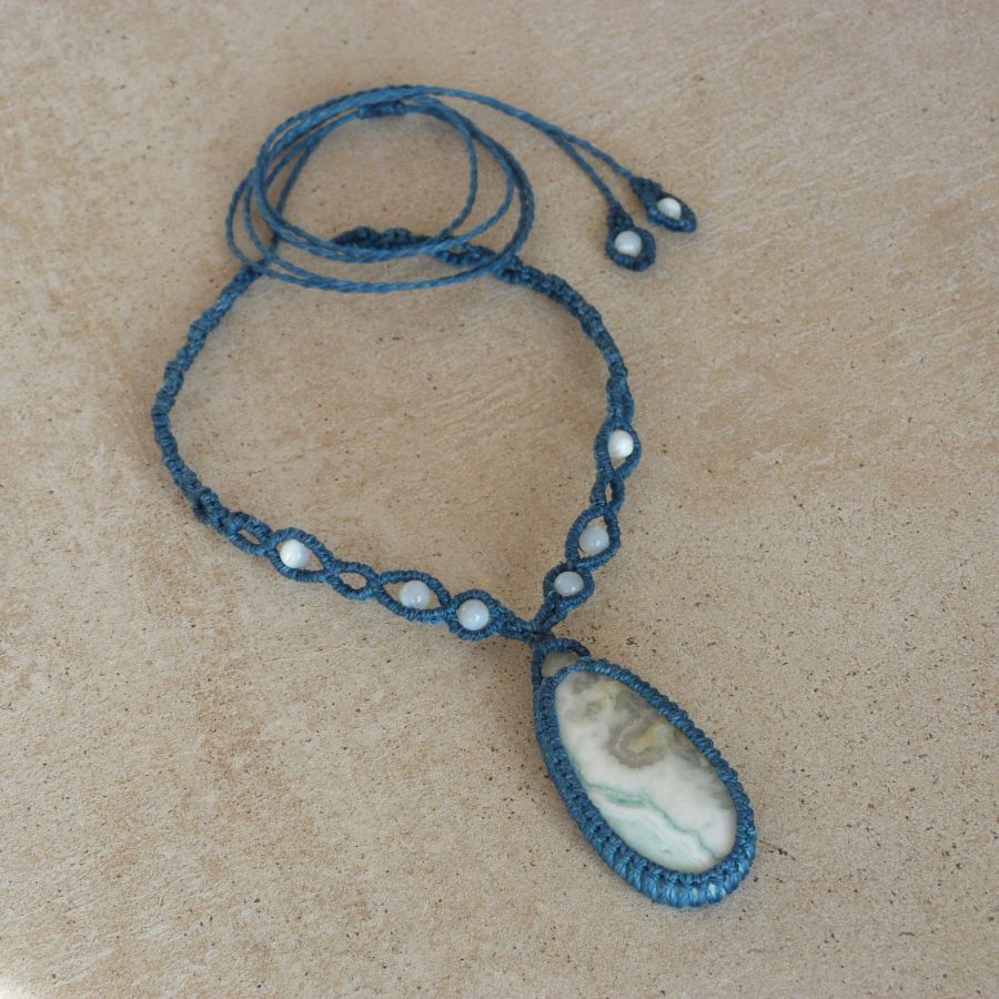 Collier en micro-macramé bleu canard avec pierre jaspe larsonite.