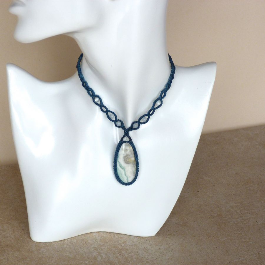 Collier en micro-macramé bleu canard avec pendentif jaspe larsonite.