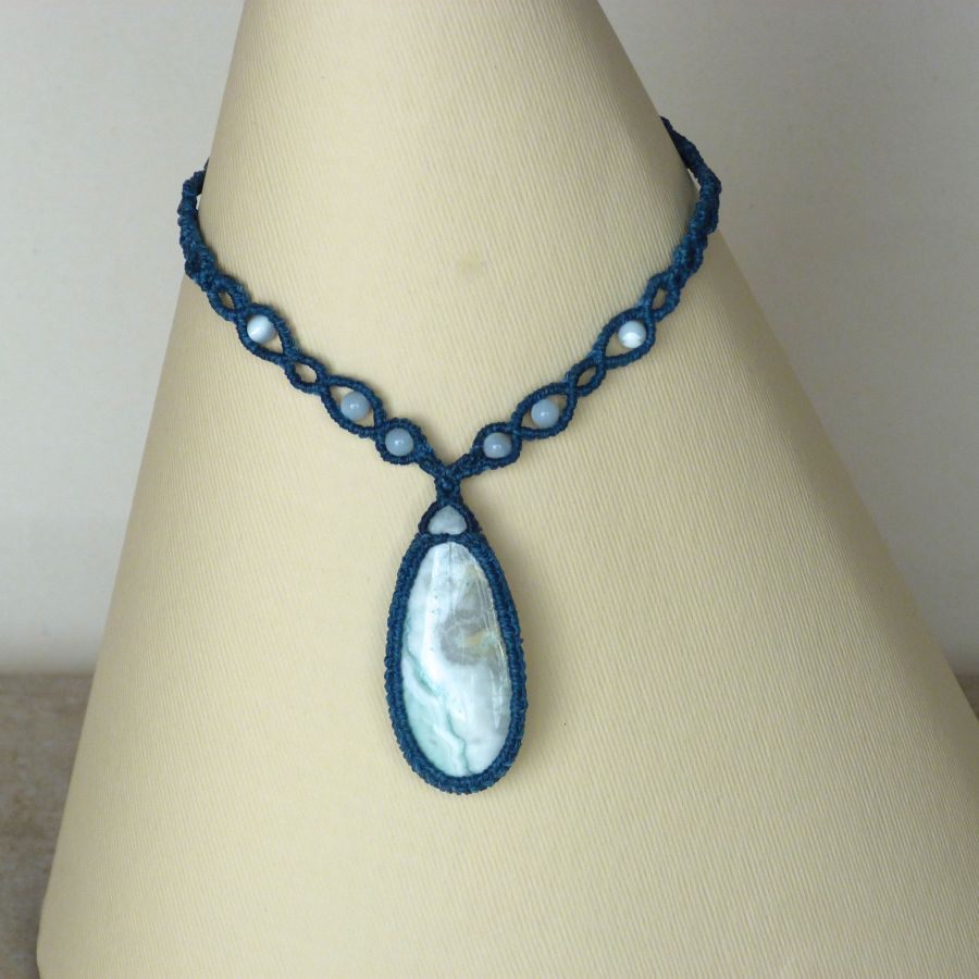 Collier en micro-macramé bleu canard avec pierre jaspe larsonite.