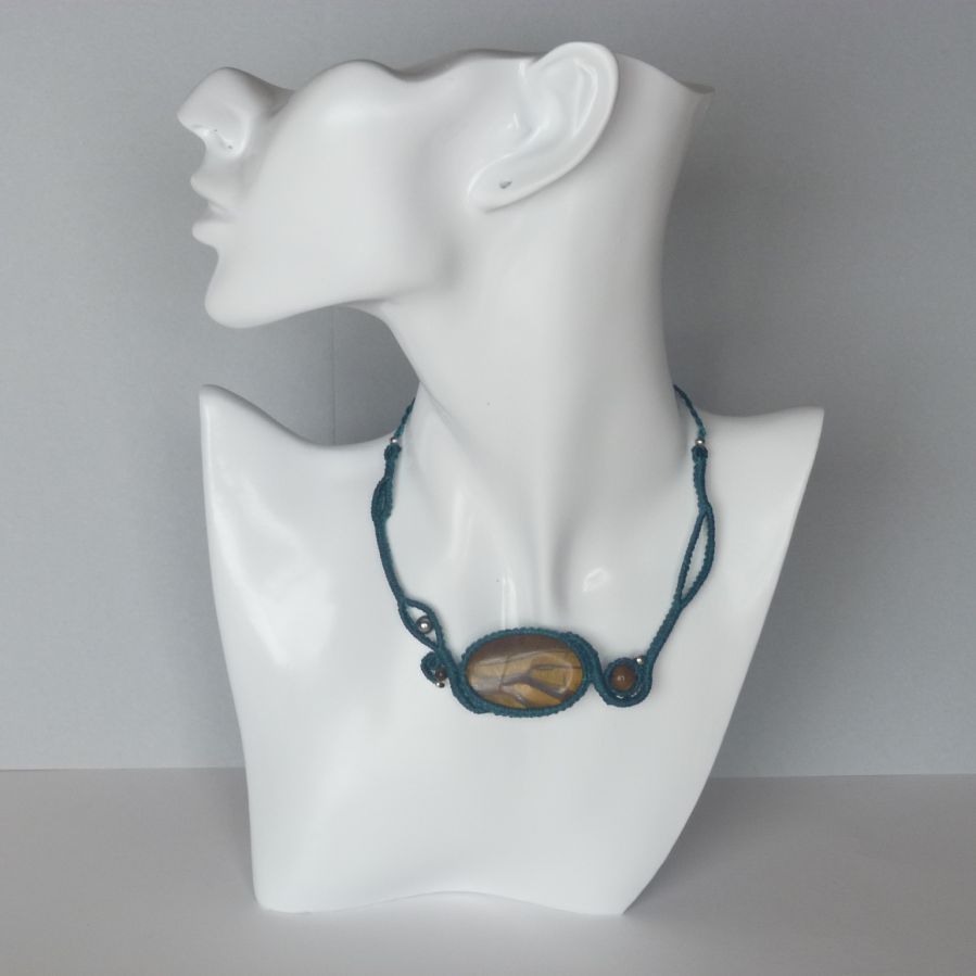 Collier en micro-macram&eacute; bleu canard avec une pierre naturelle, l'oeil de tigre