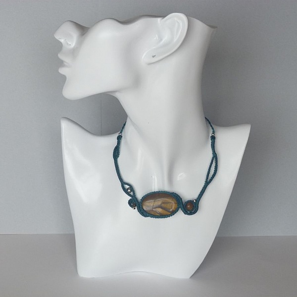 Collier en micro-macram&eacute; bleu canard avec une pierre naturelle, l'oeil de tigre