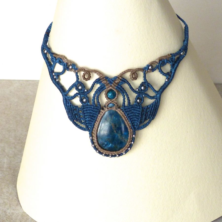 Collier en micro-macramé bleu canard et beige avec apatite.