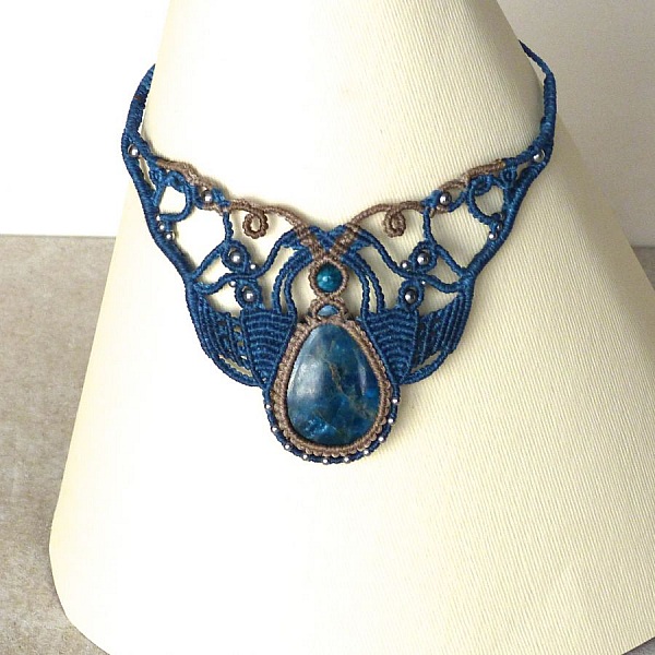 Collier en micro-macramé bleu canard et beige avec apatite.