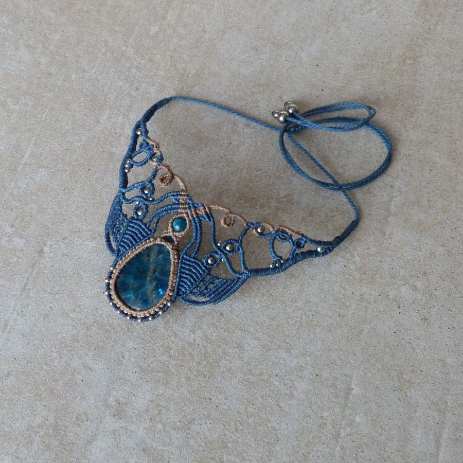 Collier en micro-macramé bleu canard et beige avec apatite.