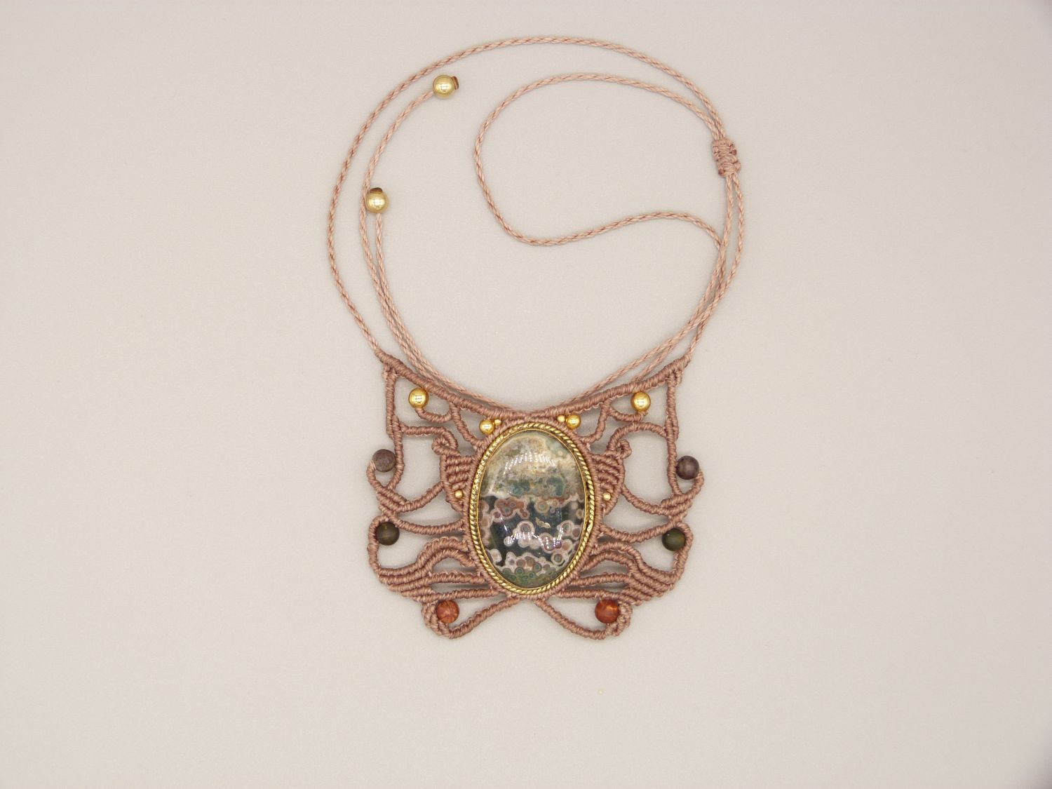 Collier en  micro-macram&eacute; couleur taupe avec une jaspe