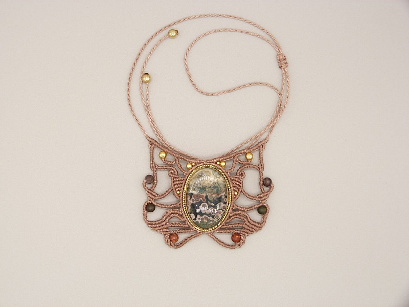 Collier en  micro-macram&eacute; couleur taupe avec une jaspe