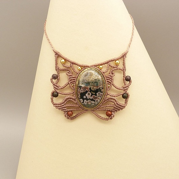 Collier en  micro-macram&eacute; couleur taupe avec une jaspe