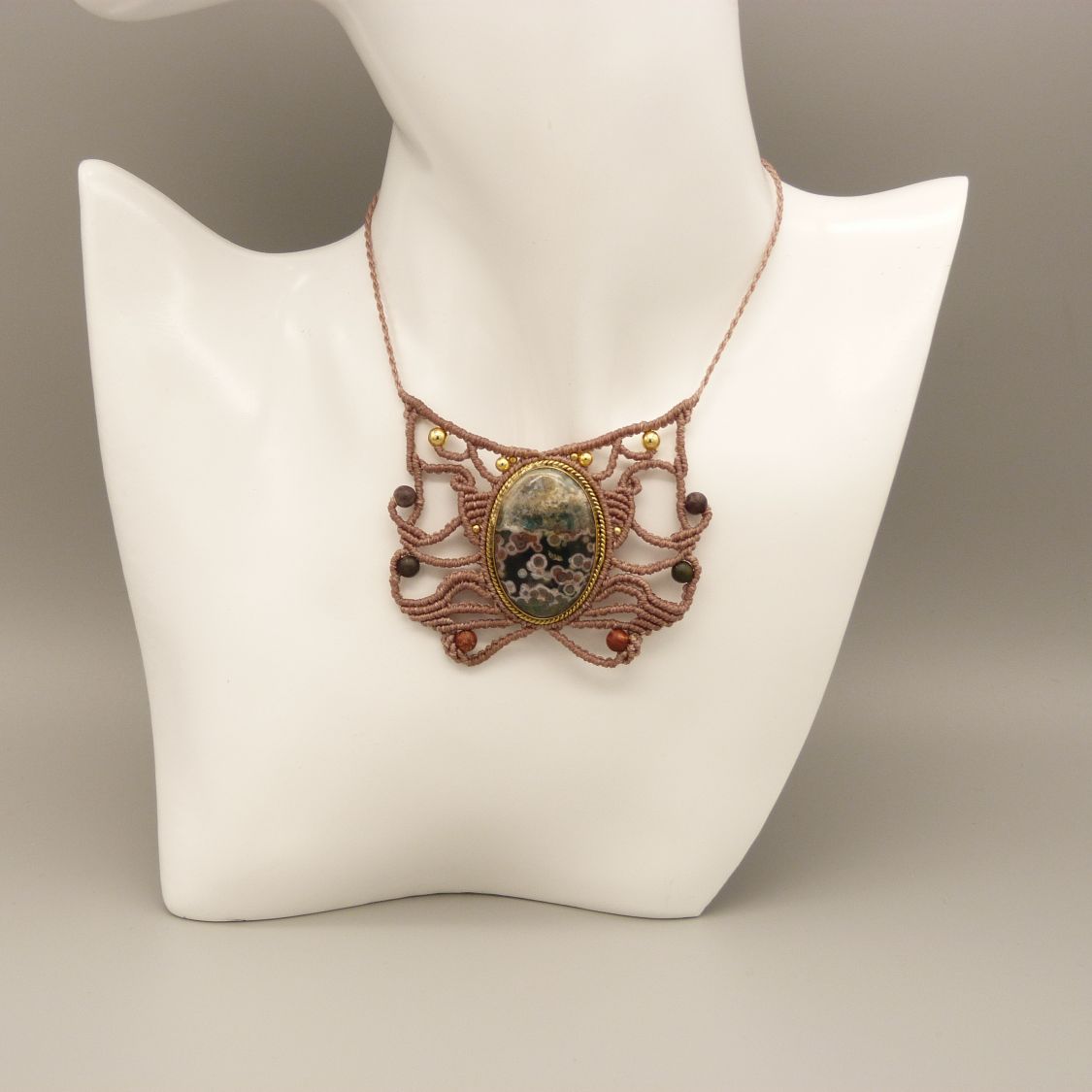 Collier en  micro-macram&eacute; couleur taupe avec une jaspe